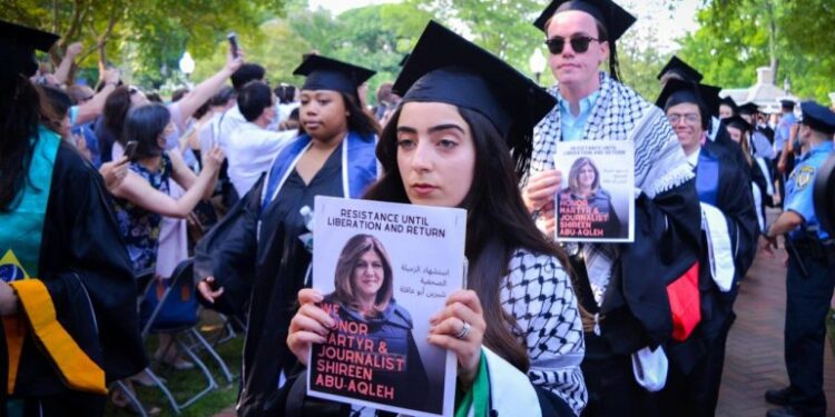 طالبة فلسطينية ترفض مصافحة بلينكن وتطلب العدالة لشيرين في حفل تخرجها