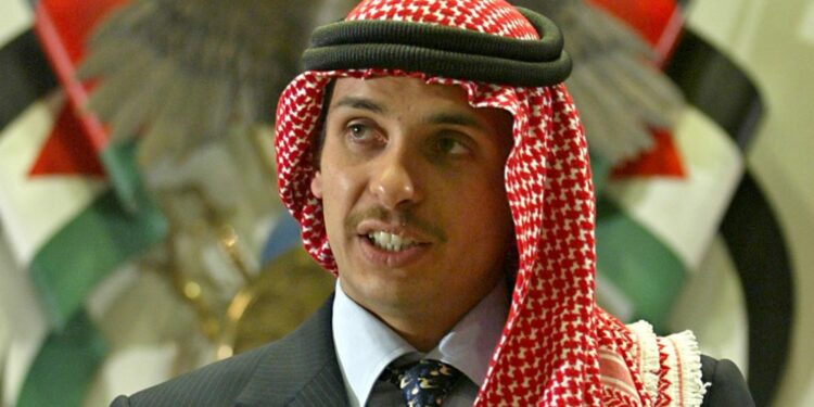 ملك الأردن يقرر تقييد إتصالات وإقامة وتحركات الأمير حمزة ويؤكد: واهم ويتلاعب بالحقائق ويتحرش بالحرس الملكي.. سيبقى في قصره وعائلته “أهل بيتي”