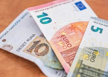 أموندي: اليورو يتساوى مع الدولار في غضون 6 أشهر