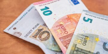 أموندي: اليورو يتساوى مع الدولار في غضون 6 أشهر