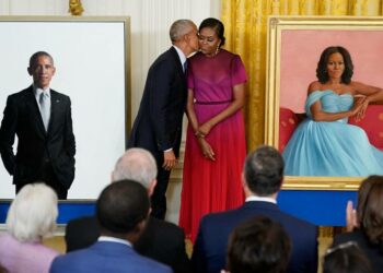 باراك وميشيل أوباما يُزيحان السّتار عن لوحتين لهما في البيت الأبيض بعد أكثر من خمس سنوات على خُروج أوباما من المنصب