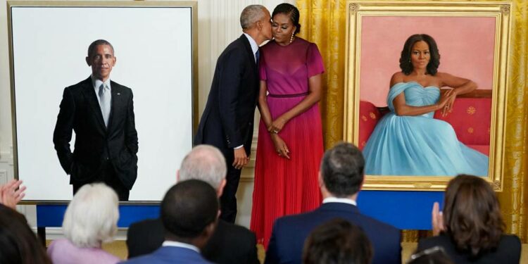باراك وميشيل أوباما يُزيحان السّتار عن لوحتين لهما في البيت الأبيض بعد أكثر من خمس سنوات على خُروج أوباما من المنصب