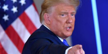 ترامب ساخِرًا من مكان جلوس بايدن في الصّف “الرابع عشر” بجنازة الملكة إليزابيث: “مكانك هو مقامك”!