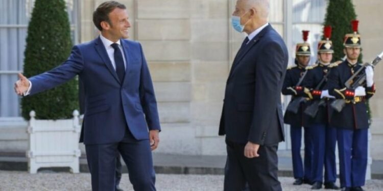 فرنسا تتعهد بالتراجع عن تخفيض عدد التأشيرات للتونسيين