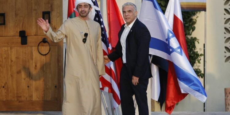 وزير الخارجية الإماراتي عبد الله بن زايد يصل “تل أبيب” في زيارة رسمية على رأس وفد رسمي وإقتصادي رفيع المستوى