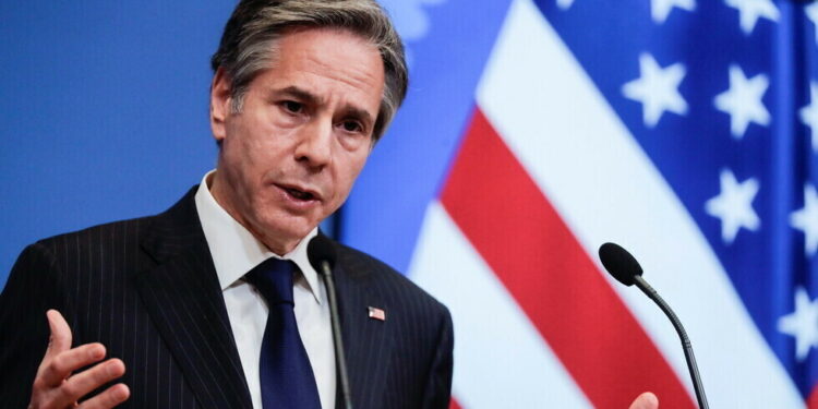 وزير الخارجية الأميركي يصل إلى كييف في زيارة مفاجئة.. ويعلن مساعدات عسكرية لأوكرانيا ودول أوروبية أخرى بقيمة ملياري دولار