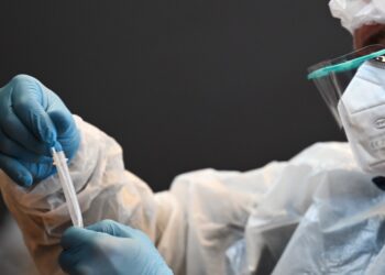 مجلّة علميّة بريطانيّة تتّهم أمريكا بتصنيع فيروس الكورونا وتُقدّم الأدلّة والبراهين..لماذا لا تُحَقِّق منظّمة الصحّة العالميّة بهذه الاتّهامات ؟؟؟؟!!!!!