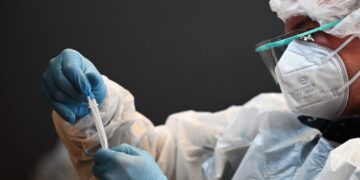 مجلّة علميّة بريطانيّة تتّهم أمريكا بتصنيع فيروس الكورونا وتُقدّم الأدلّة والبراهين..لماذا لا تُحَقِّق منظّمة الصحّة العالميّة بهذه الاتّهامات ؟؟؟؟!!!!!