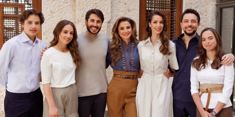 مجددا السعودية رجوة آل سيف تثير تفاعلا بأحدث صورة مع العائلة الملكية بالأردن