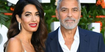 في العرض الأوّل لفيلم جورج كلوني… أمل كلوني تتألّق بفستانَين مُذهلَين بليلة واحدة