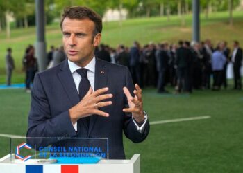 فرنسا: حزب ماكرون يندمج مع حزبين آخرين ويغير إسمه إلى النهضة