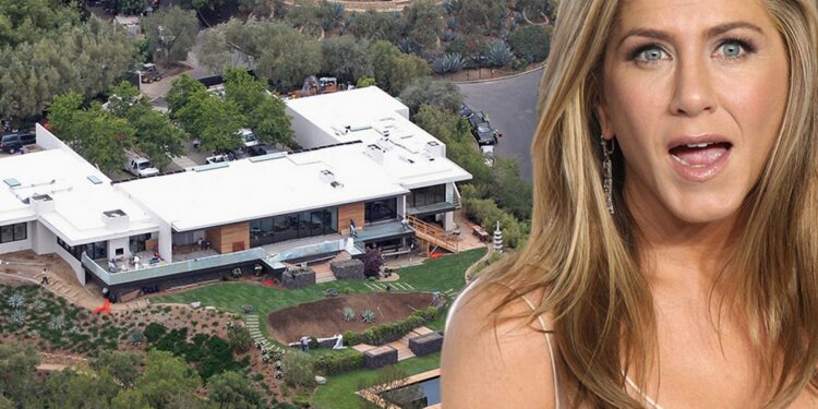 أنيستون تشتري منزل وينفري