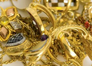 الذهب يتراجع وسط قوة الدولار وترقب قرار المركزي الأمريكي بشأن الفائدة