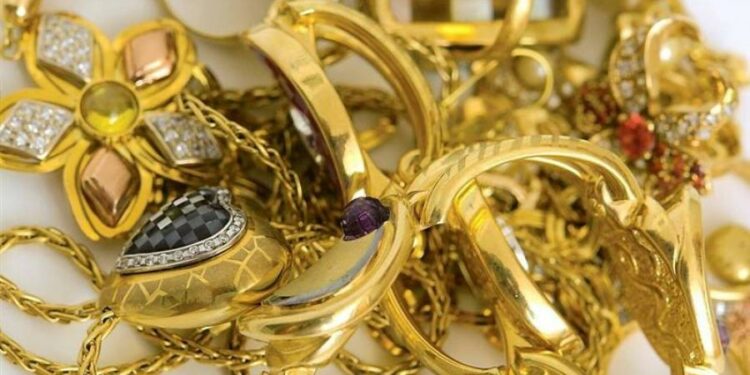 الذهب يتراجع وسط قوة الدولار وترقب قرار المركزي الأمريكي بشأن الفائدة