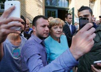 لتعاملها الإنساني مع اللاجئين.. ميركل تحصل على جائزة اليونسكو للسلام وتستعد لنشر مذكراتها 