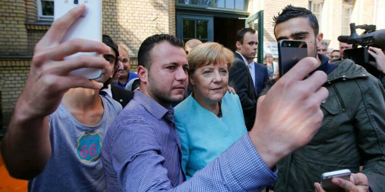 لتعاملها الإنساني مع اللاجئين.. ميركل تحصل على جائزة اليونسكو للسلام وتستعد لنشر مذكراتها 