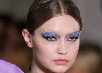 العيون الملونة العصرية.. أحدث صيحات مكياج خريف 2022