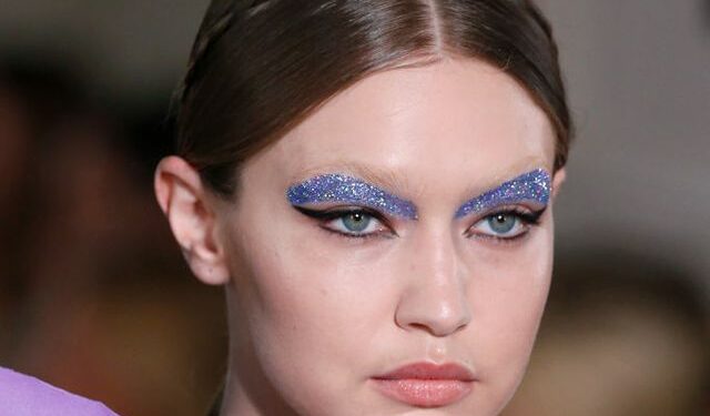 العيون الملونة العصرية.. أحدث صيحات مكياج خريف 2022