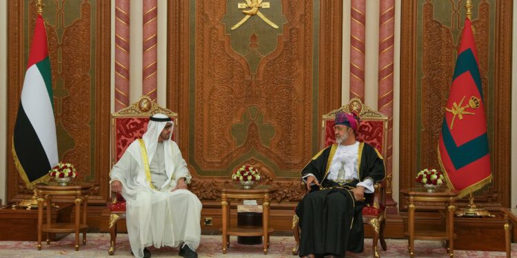 سلطنة عُمان والإمارات توقعان 16 إتفاقية ومذكرات تفاهم في مختلف المجالات وربط ميناء صحار بشبكة السكك الحديدية الإماراتية