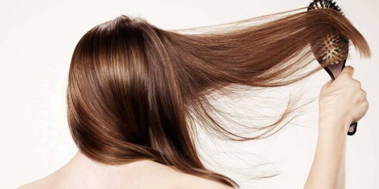 وصفات طبيعية لعلاج مشاكل الشعر الشائعة.. من تقوية الخصلات للترطيب