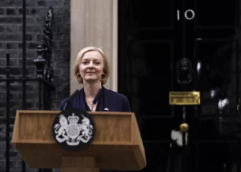 تراس تستقيل بعد «يوم كارثي»… والمحافظون يبحثون عن البديل