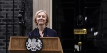 تراس تستقيل بعد «يوم كارثي»… والمحافظون يبحثون عن البديل