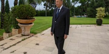 عون يغادر قصر بعبدا ويوقّع على مرسوم قبول إستقالة حكومة ميقاتي .. وميقاتي يعتبر المرسوم “يفتقر إلى أي قيمة دستورية”.. والبطريرك الماروني يحمل المسؤولين الفراغ في الرئاسة