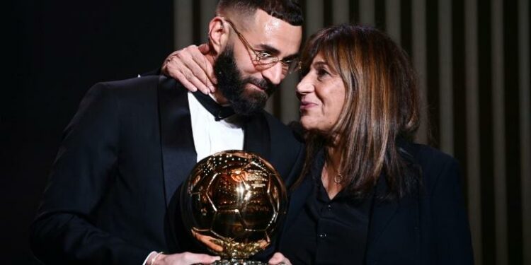 صديقة ووالدة بنزيمة تخطفان أضواء الكرة الذهبية