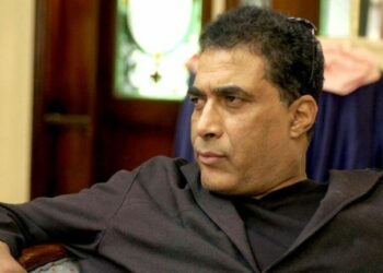 هل تخلت والدة أحمد زكي عن الراحل؟  أزمة مع كاتب كبير…