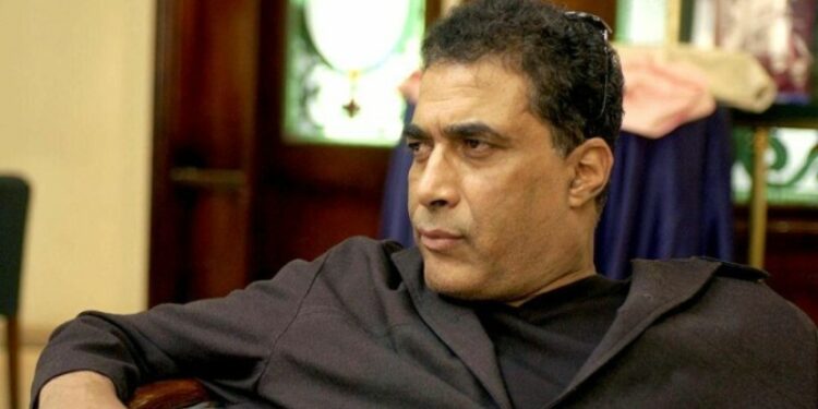 هل تخلت والدة أحمد زكي عن الراحل؟  أزمة مع كاتب كبير…