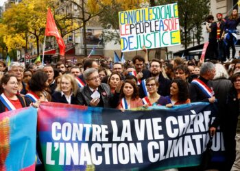 تشهد باريس، الأحد، تظاهرة دعا إليها اليسار المعارض للرئيس إيمانويل ماكرون ضد غلاء المعيشة