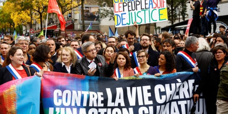 تشهد باريس، الأحد، تظاهرة دعا إليها اليسار المعارض للرئيس إيمانويل ماكرون ضد غلاء المعيشة