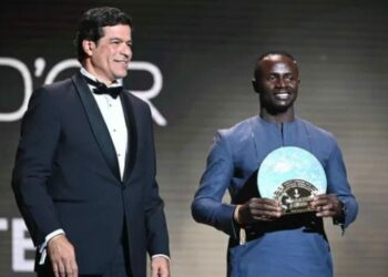 ساديو مانيه يحصل على جائزة سقراط للأعمال الخيرية في حفل الكرة الذهبية