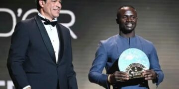 ساديو مانيه يحصل على جائزة سقراط للأعمال الخيرية في حفل الكرة الذهبية