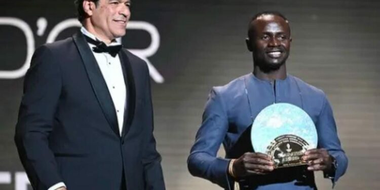 ساديو مانيه يحصل على جائزة سقراط للأعمال الخيرية في حفل الكرة الذهبية