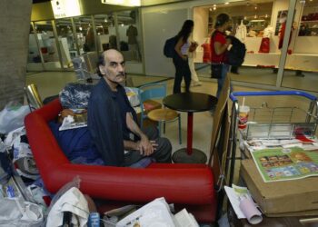 عاش في المطار 18 عاما.. وفاة الرجل الذي ألهم توم هانكس