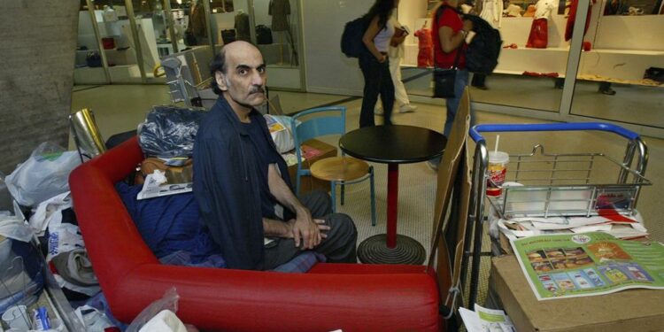 عاش في المطار 18 عاما.. وفاة الرجل الذي ألهم توم هانكس