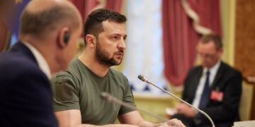 زيلينسكي يوجه رسالة “عتاب” لأوروبا بسبب إنقسامها حول الحرب الروسية ووزير خارجية بريطانيا يزور كييف بشكل مُفاجئ