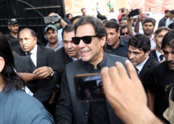 عمران خان يتصدّر حول العالم بمليونيّ تغريدة ويظهر بصحّة جيّدة اليوم بعد مُحاولة إغتياله.. والإحتجاجات الشعبيّة تجتاح باكستان