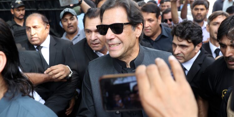 عمران خان يتصدّر حول العالم بمليونيّ تغريدة ويظهر بصحّة جيّدة اليوم بعد مُحاولة إغتياله.. والإحتجاجات الشعبيّة تجتاح باكستان