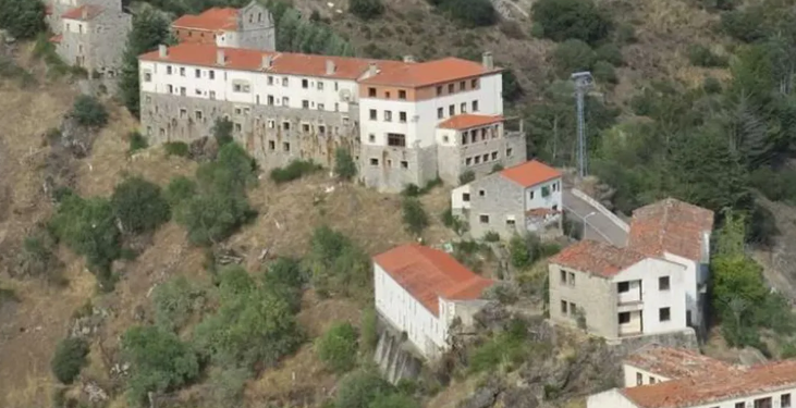 صدق أو لا تصدّق.. قرية إسبانية للبيع بسعر «غرفة نوم»