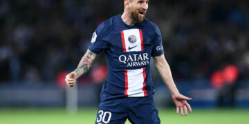 ميسي يتجاهل إتصالات برشلونة