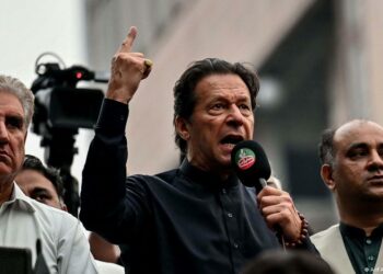 عمران خان يرفع راية التصعيد ويعتزم قيادة المسيرة الشعبية إلى إسلام آباد للمطالبة بإجراء إنتخابات مبكرة في باكستان