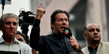 عمران خان يرفع راية التصعيد ويعتزم قيادة المسيرة الشعبية إلى إسلام آباد للمطالبة بإجراء إنتخابات مبكرة في باكستان
