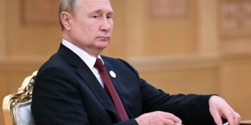 بوتين يفتح بابه للدول العربية: روسيا مستعدة لتطوير التعامل معكم بهدف توطيد الأمن الإقليمي والعالمي.. أزمات ليبيا وسوريا واليمن وفلسطين ينبغي تسويتها على أساس القانون الدولي