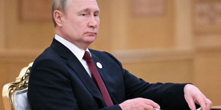 بوتين يفتح بابه للدول العربية: روسيا مستعدة لتطوير التعامل معكم بهدف توطيد الأمن الإقليمي والعالمي.. أزمات ليبيا وسوريا واليمن وفلسطين ينبغي تسويتها على أساس القانون الدولي