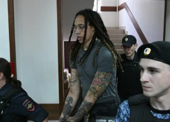 التلفزيون الروسي ينتقد تفضيل أمريكا إسترجاع “إمرأة شاذّة” على “جاسوس أمريكي” ضمن صفقة تبادل سُجناء مع موسكو!!!