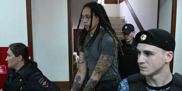 التلفزيون الروسي ينتقد تفضيل أمريكا إسترجاع “إمرأة شاذّة” على “جاسوس أمريكي” ضمن صفقة تبادل سُجناء مع موسكو!!!