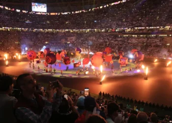 الشاعر الفلسطيني تميم البرغوثي يبدع في حفل ختام مونديال قطرويقول : ما الذي يدعو المتعبين إلى اللعب؟