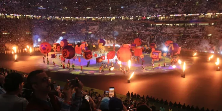 الشاعر الفلسطيني تميم البرغوثي يبدع في حفل ختام مونديال قطرويقول : ما الذي يدعو المتعبين إلى اللعب؟